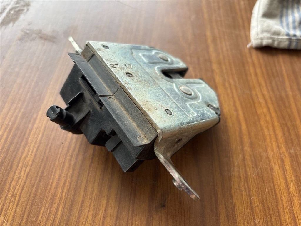 Opel Corsa E Csomagtérajtó Zárszerkezet 9562 , 39021416 2. kép