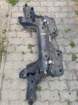 Fiat 500L első bölcső lengőkarokkal 