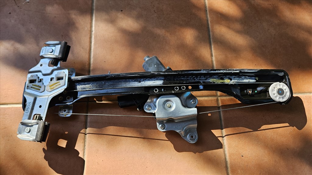 Opel Mokka Jobb első ablakemelő  4. kép