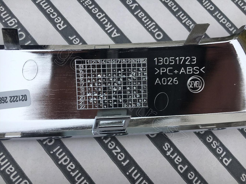 Citroen embléma alsó rész króm           - JUMPER - 1612180780, 735596793 - Eredeti új 735596793 3. kép