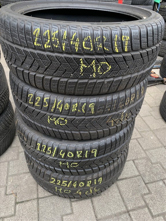  225/4019" újszerű Pirelli téli gumi  1. kép