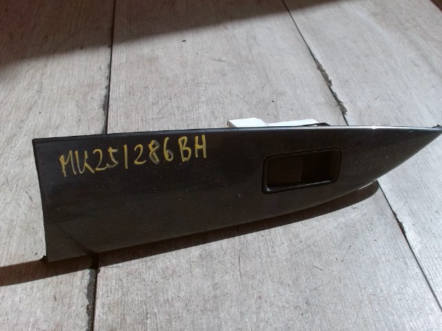 MAZDA 6 05-08 Bal hátsó ablakemelő kapcsoló 1. kép