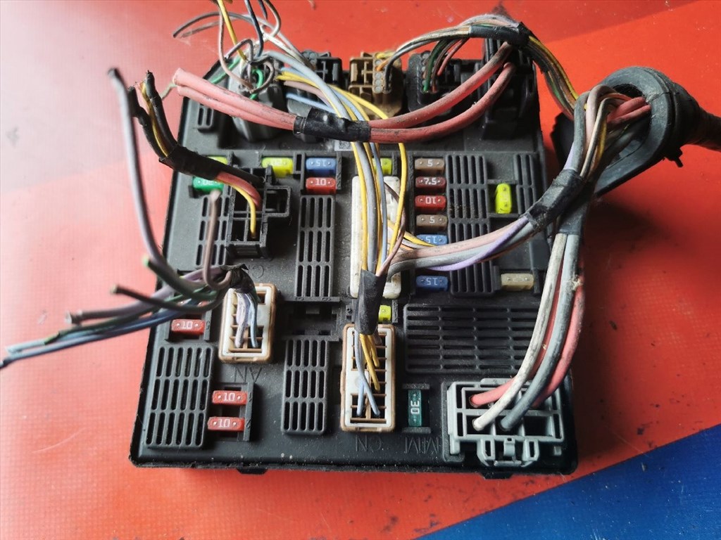 Renault Grand Scénic III dCi 110 FAP RENAULT GRAND SCÉNIC Biztosítéktábla Motortér  284b62342r 2. kép