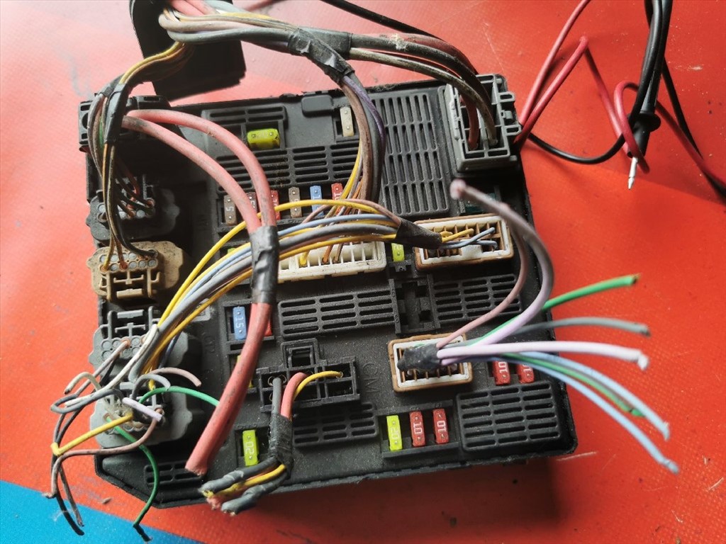 Renault Grand Scénic III dCi 110 FAP RENAULT GRAND SCÉNIC Biztosítéktábla Motortér  284b62342r 3. kép