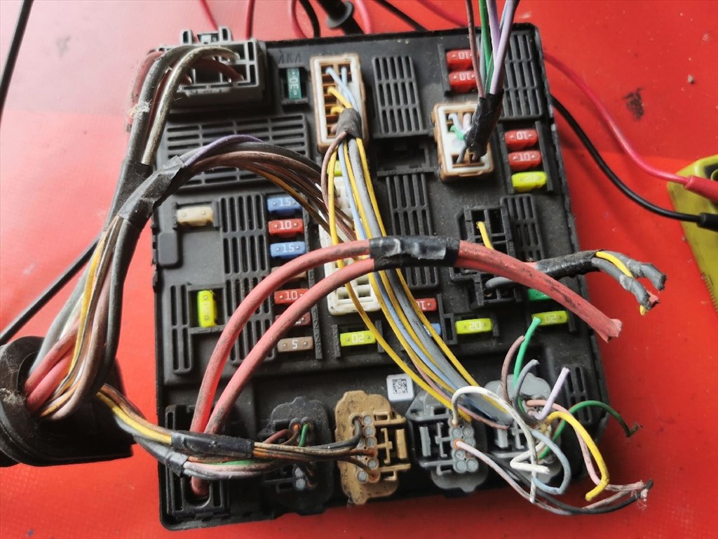 Renault Grand Scénic III dCi 110 FAP RENAULT GRAND SCÉNIC Biztosítéktábla Motortér  284b62342r 4. kép