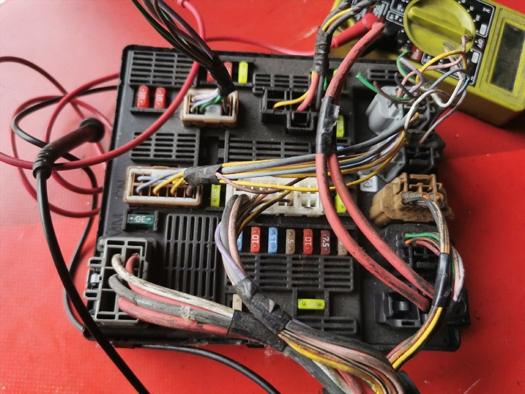 Renault Grand Scénic III dCi 110 FAP RENAULT GRAND SCÉNIC Biztosítéktábla Motortér  284b62342r 6. kép