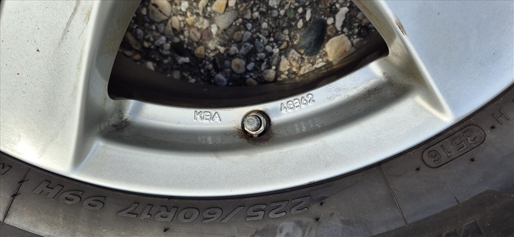  5x114.3 lyukosztású 17" használt Borbet alufelni, rajta 225/60 használt Continental téli gumi  8. kép