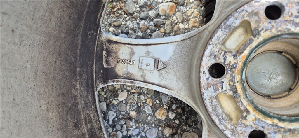  5x114.3 lyukosztású 17" használt Borbet alufelni, rajta 225/60 használt Continental téli gumi  9. kép