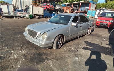 Mercedes E 250 bontott alkatrészei
