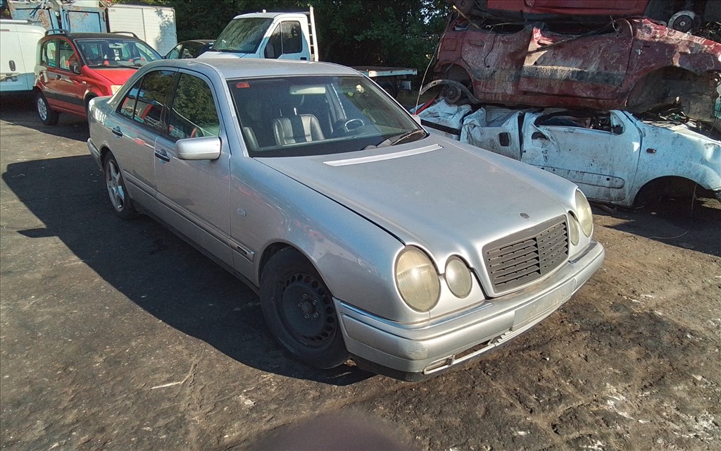 Mercedes E 250 bontott alkatrészei 2. kép