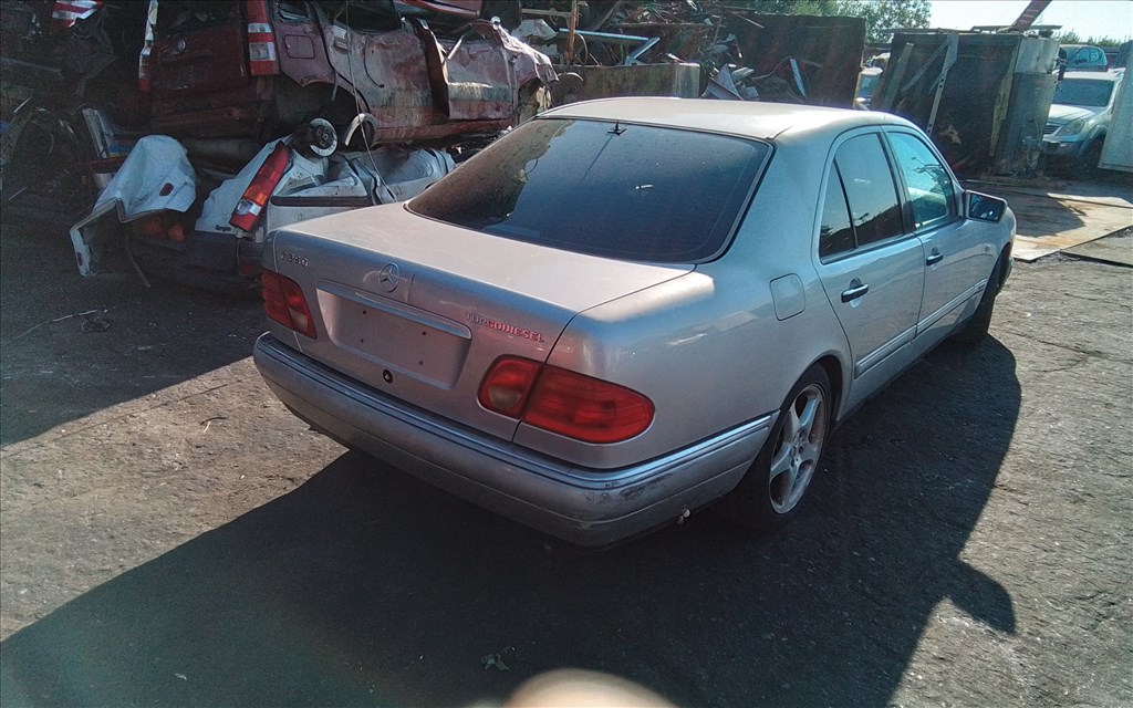 Mercedes E 250 bontott alkatrészei 3. kép