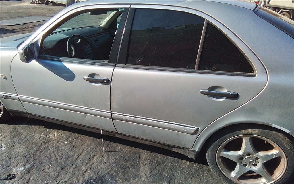 Mercedes E 250 bontott alkatrészei 4. kép
