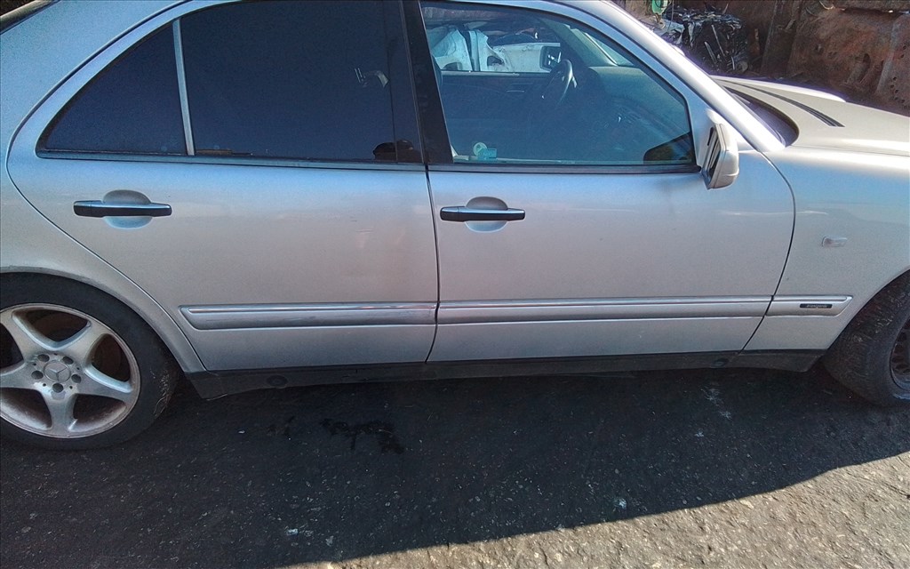 Mercedes E 250 bontott alkatrészei 5. kép