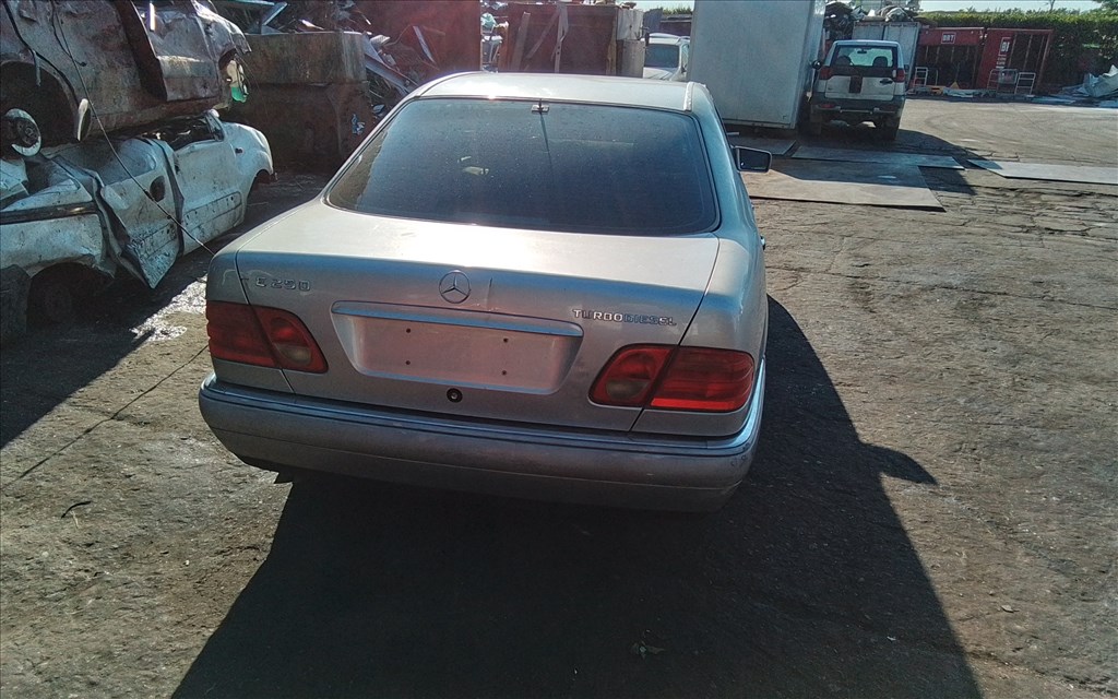 Mercedes E 250 bontott alkatrészei 6. kép