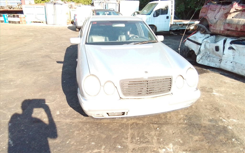 Mercedes E 250 bontott alkatrészei 7. kép