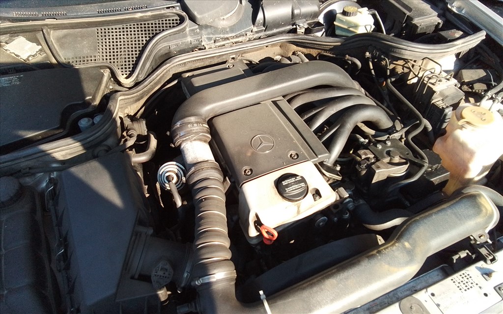 Mercedes E 250 bontott alkatrészei 8. kép
