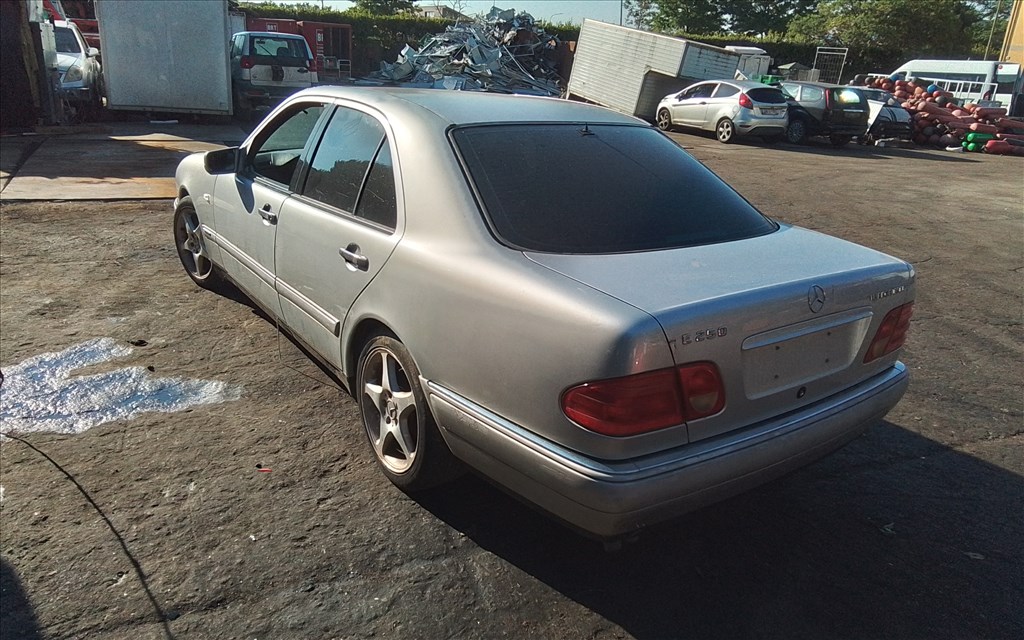 Mercedes E 250 bontott alkatrészei 10. kép