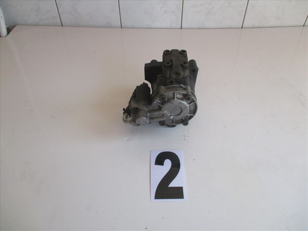Volkswagen Passat B6 VW Passat B6 3C Nagynyomású szivattyú CAY 1.6CRTDI 03l130755e 2. kép
