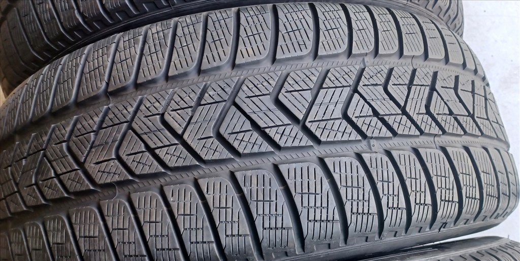 Defekttűrő Pirelli Scorpion MOE 235/55 R19 téli gumik 4db 1. kép