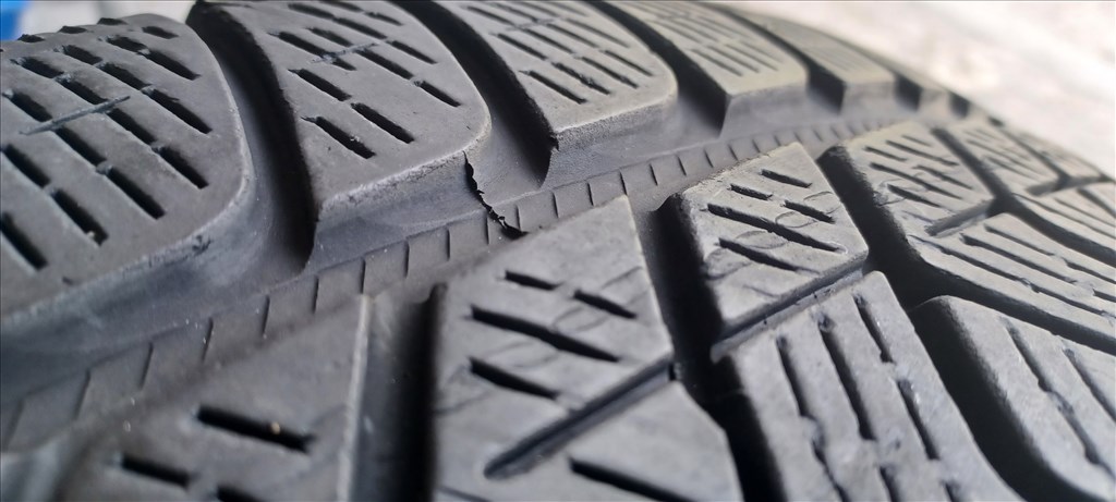 Defekttűrő Pirelli Scorpion MOE 235/55 R19 téli gumik 4db 3. kép