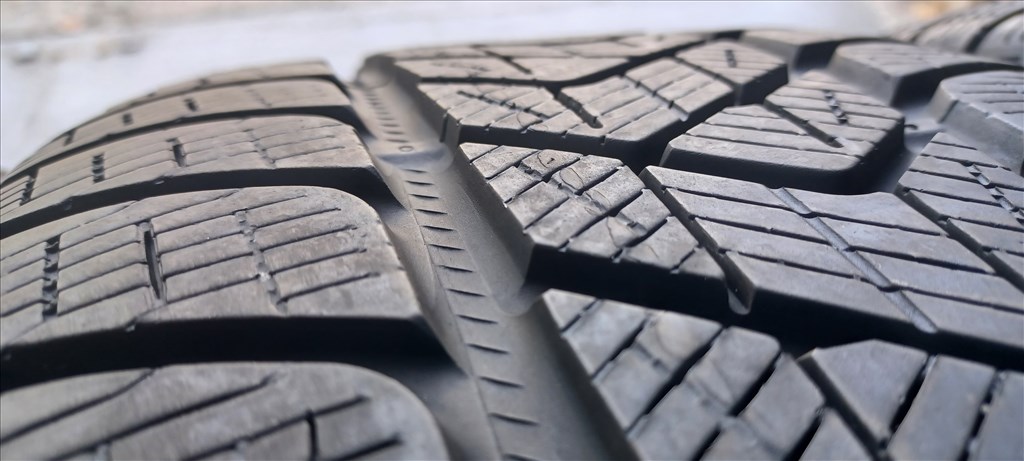 Defekttűrő Pirelli Scorpion MOE 235/55 R19 téli gumik 4db 8. kép