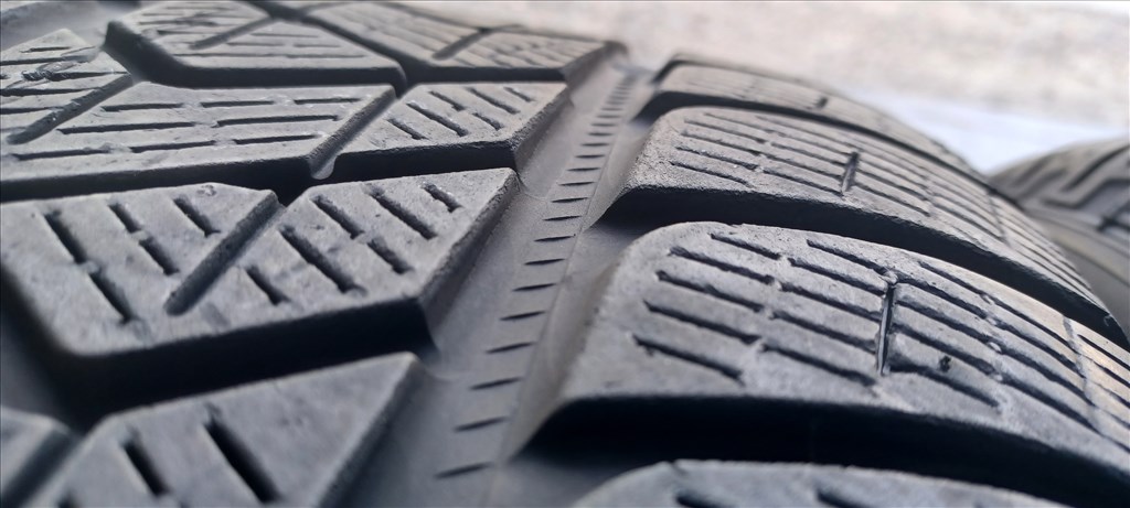 Defekttűrő Pirelli Scorpion MOE 235/55 R19 téli gumik 4db 10. kép