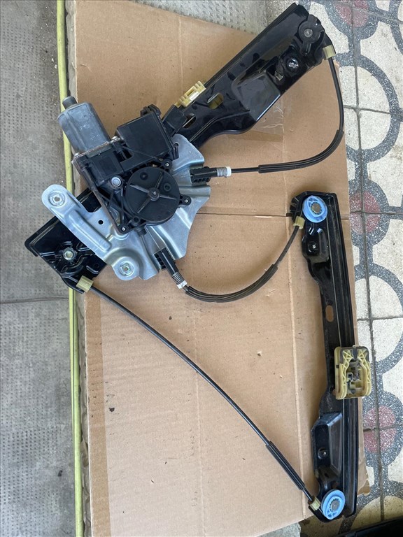 Opel Astra J Ablakemelő mechanika / Ablakemelő motor  / Ajtó zár / Csomagtér zár  2. kép