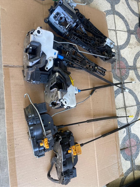 Opel Astra J Ablakemelő mechanika / Ablakemelő motor  / Ajtó zár / Csomagtér zár  4. kép