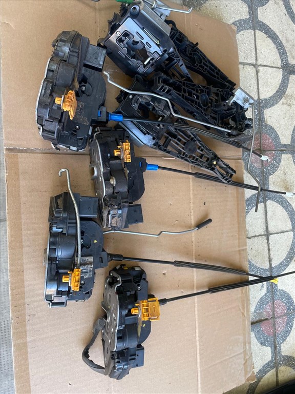 Opel Astra J Ablakemelő mechanika / Ablakemelő motor  / Ajtó zár / Csomagtér zár  5. kép