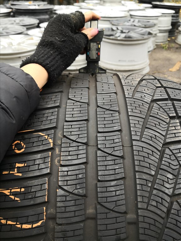 235/35 R19 és 295/30 R19 Pirelli téli gumi 50000ft a 4db/140/ 1. kép
