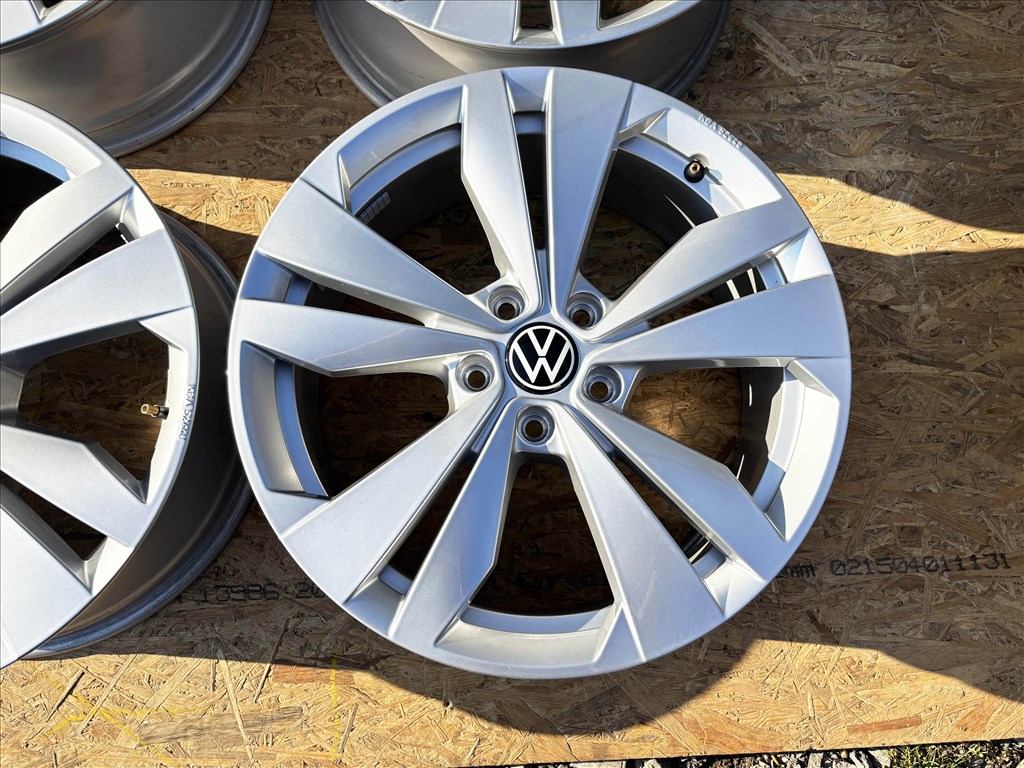VW 18" 5x112 gyári Új alufelni eladó 18 coll Golf Jetta Caddy ID3 2. kép