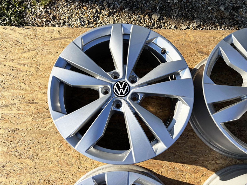 VW 18" 5x112 gyári Új alufelni eladó 18 coll Golf Jetta Caddy ID3 3. kép