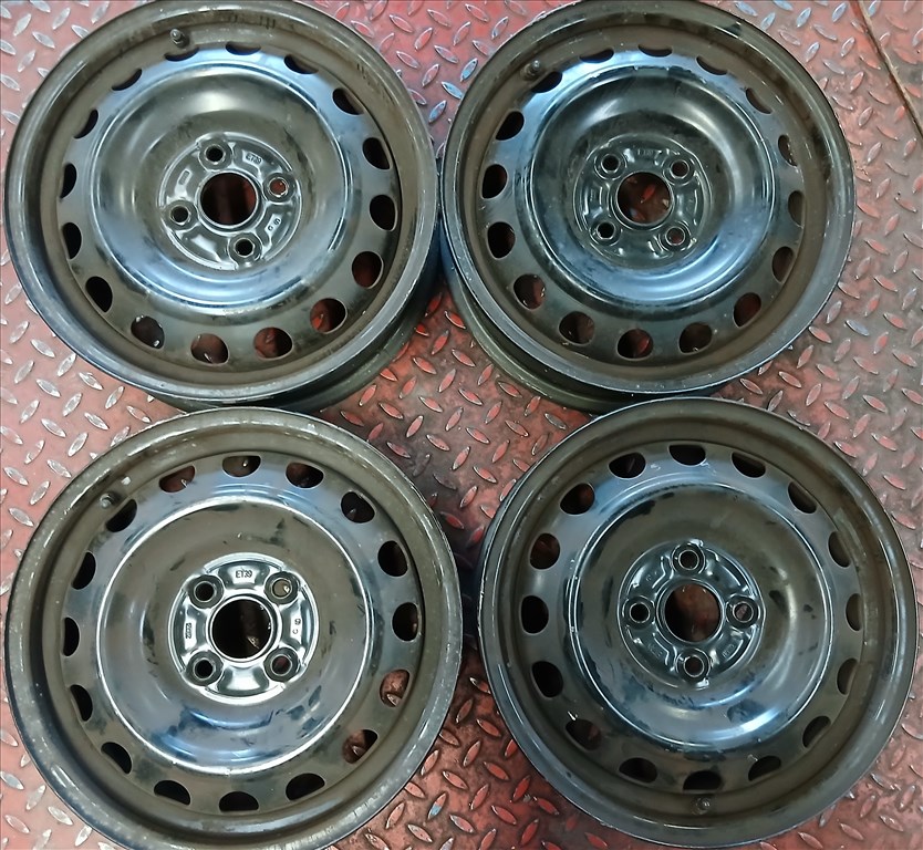  4x100 lyukosztású 15" használt lemezfelnik, rajta 185/60 újszerű Semperit téli gumi gumi  2. kép