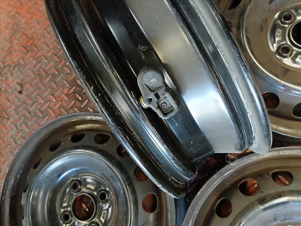  4x100 lyukosztású 15" használt lemezfelnik, rajta 185/60 újszerű Semperit téli gumi gumi  3. kép