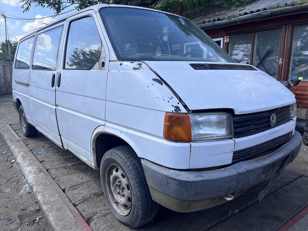 Volkswagen Transporter T4 2.4D bontott alkatrészei 1. kép