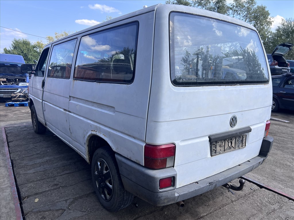 Volkswagen Transporter T4 2.4D bontott alkatrészei 2. kép