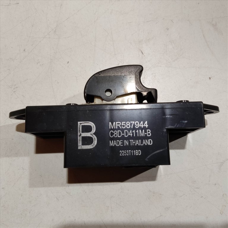 Citroen C4 Aircross 2012-2017 jobb oldali ablakemelő kapcsoló MR587944 1. kép