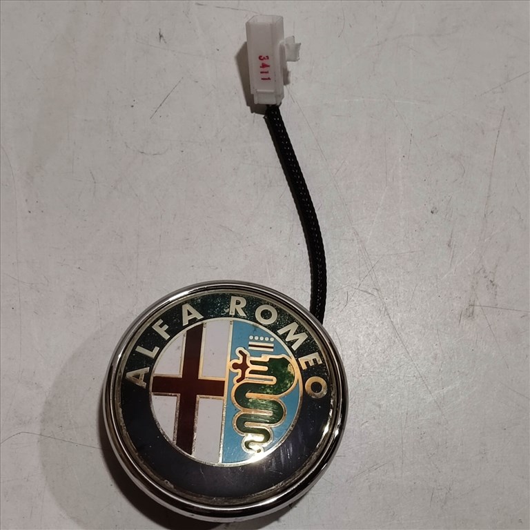 205159 Alfa Romeo Giulietta 2010-2016 nyomógombos csomagtérajtó embléma, a képen látható állapotban  50530581 1. kép