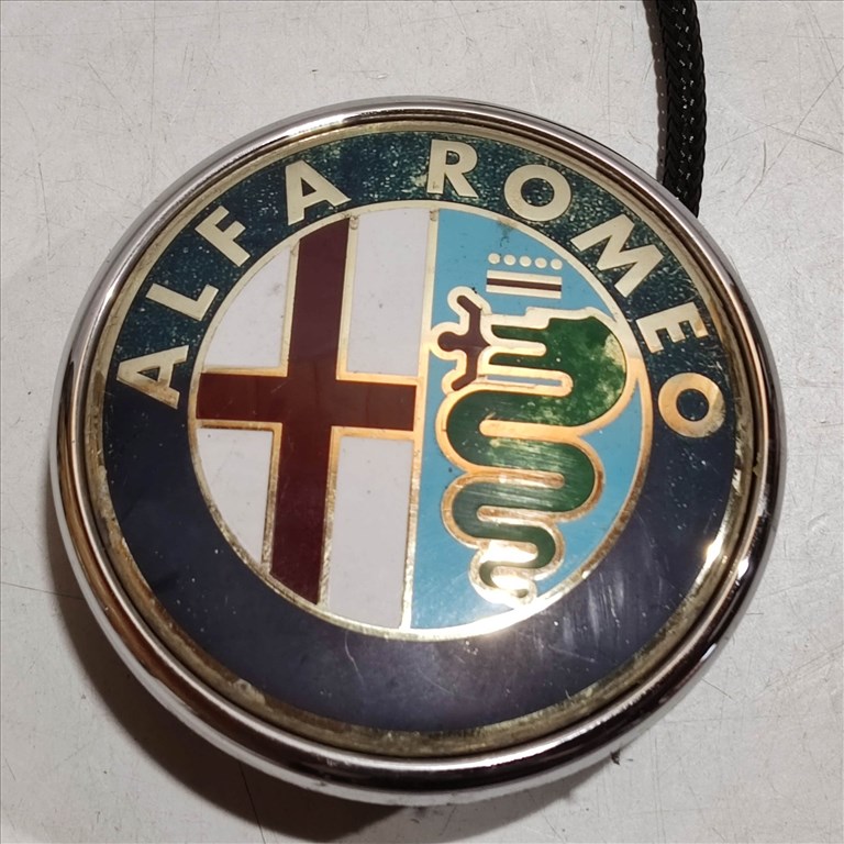 205159 Alfa Romeo Giulietta 2010-2016 nyomógombos csomagtérajtó embléma, a képen látható állapotban  50530581 2. kép
