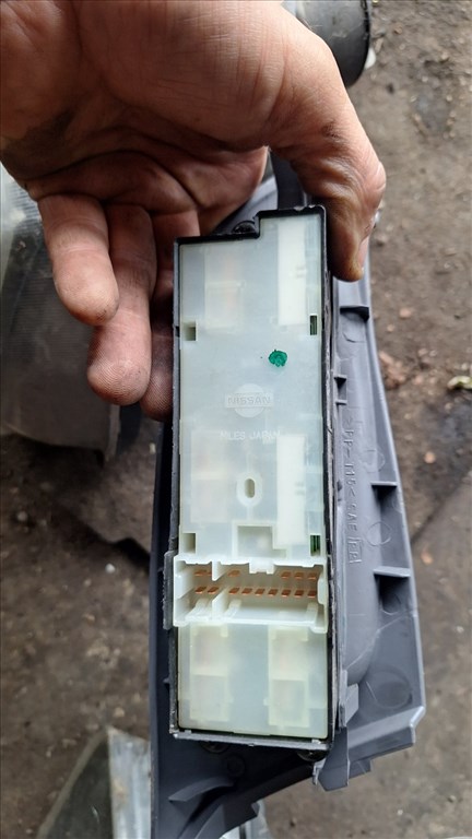 Nissan Almera N16 bal első ablakemelő kapcsoló  2. kép