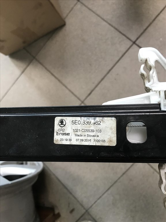 Skoda Octavia III ( 5ajtós) - jobb hátsó ablakemelő szerkezet 2. kép