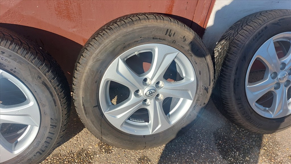 Toyota 5x100 15" Alufelni Bridgestone téli gumival Tpms szenzorral  3. kép