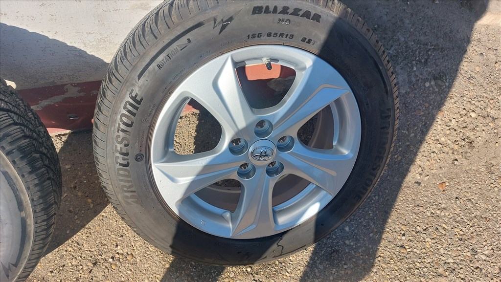 Toyota 5x100 15" Alufelni Bridgestone téli gumival Tpms szenzorral  9. kép