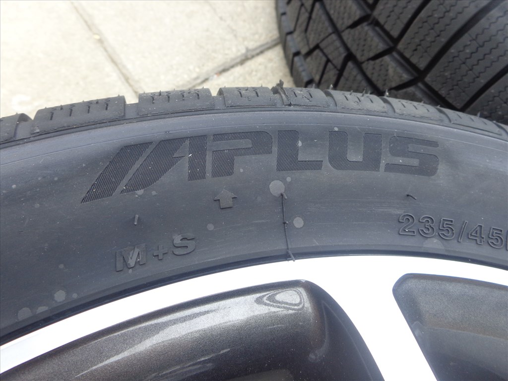 Kia X Ceed gyári új téli garnitúra  3. kép