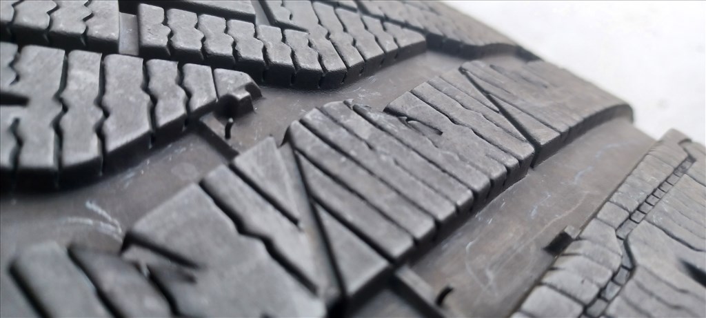 Defekttűrő Michelin Pilot Alpin 245/45 R18 téli gumik 4db 2. kép