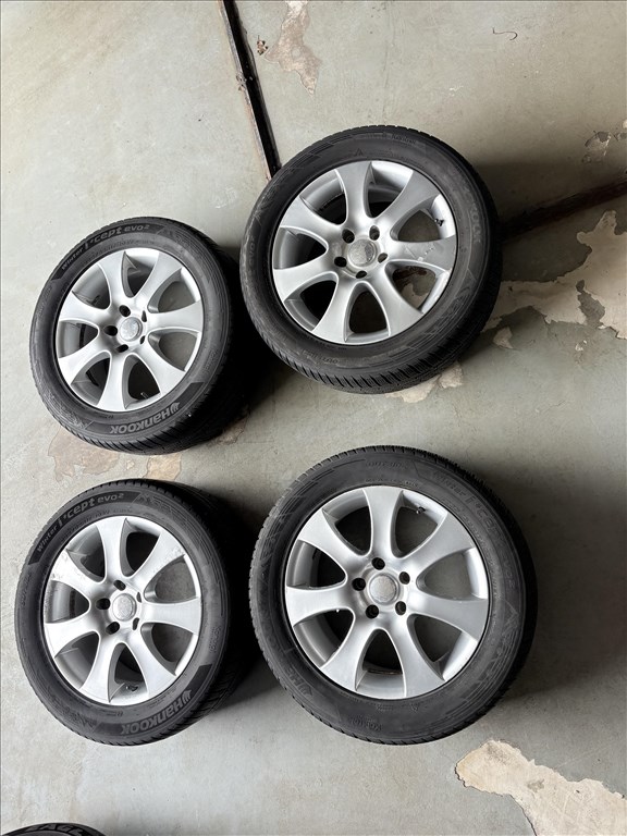  5x114.3 lyukosztású 17" használt alufelni, rajta 235/55 kopott Hankook téli gumi 1. kép