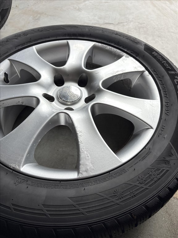  5x114.3 lyukosztású 17" használt alufelni, rajta 235/55 kopott Hankook téli gumi 4. kép