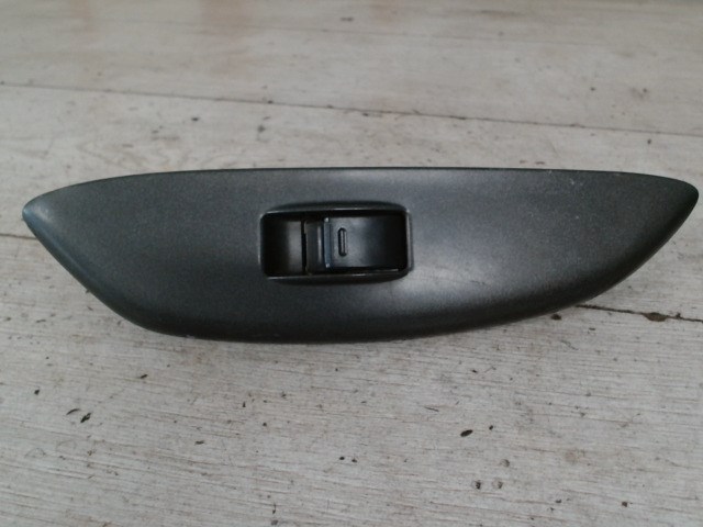 TOYOTA YARIS 99.04-05.09 Jobb első ablakemelő kapcsoló 1. kép