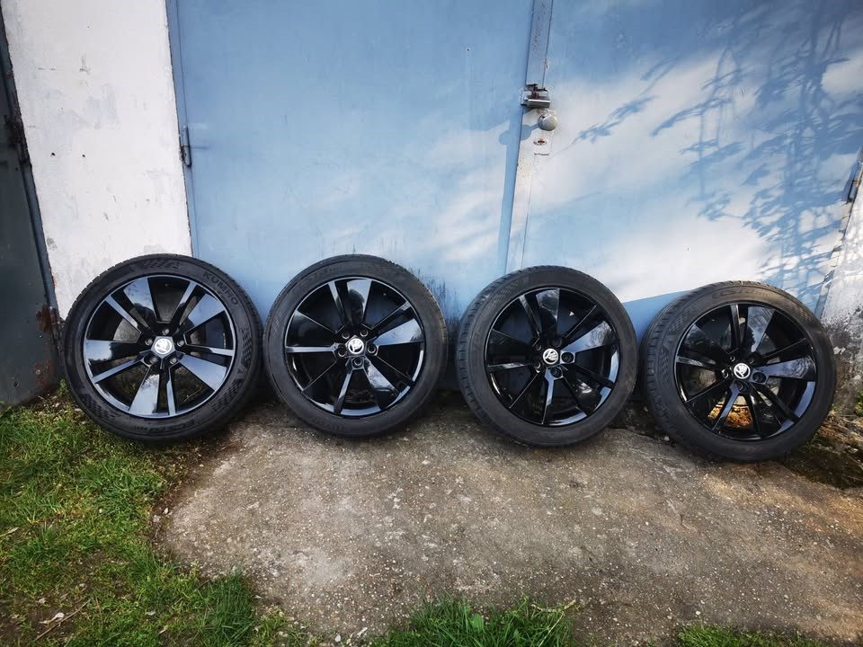  5x112 lyukosztású 18" használt alufelni, rajta 235/45 újszerű Kumho nyári gumi gumi  3. kép