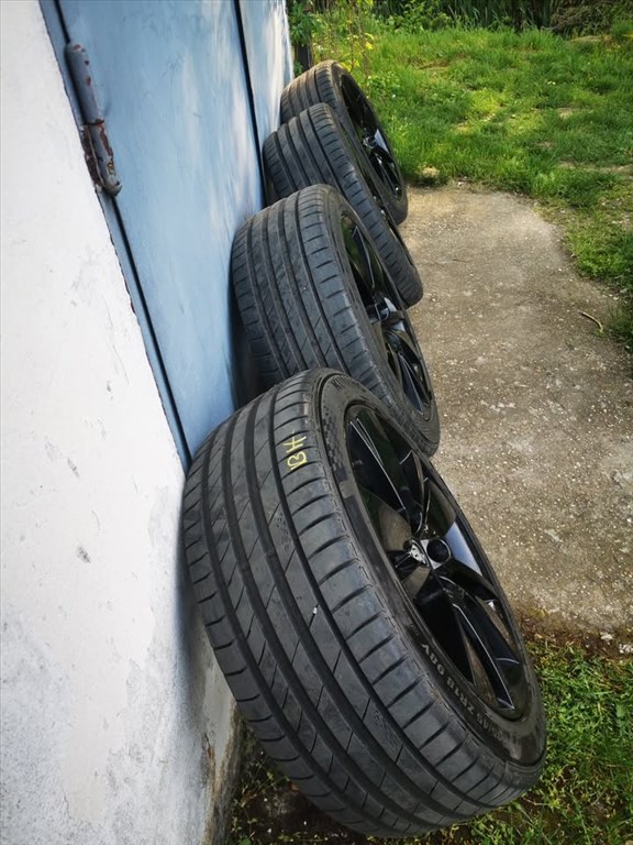  5x112 lyukosztású 18" használt alufelni, rajta 235/45 újszerű Kumho nyári gumi gumi  4. kép